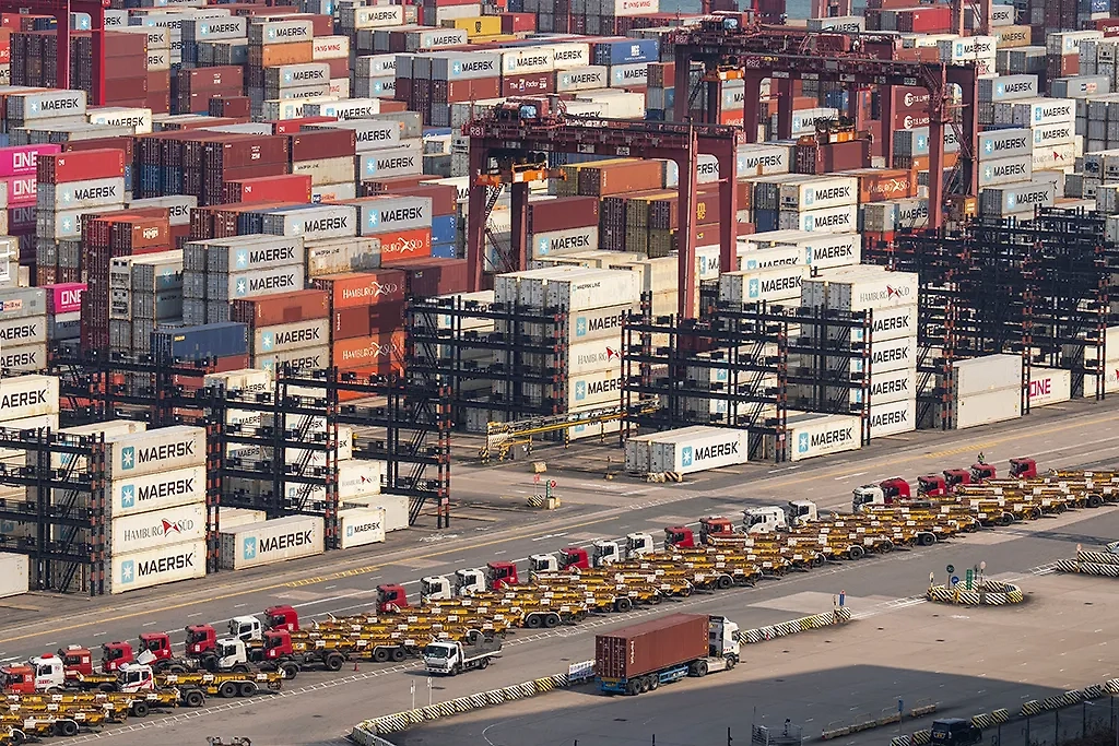 Контейнерный терминал Кхуайчхин Гонконгского морского порта в Китае. Фото © ТАСС / Chan Long Hei