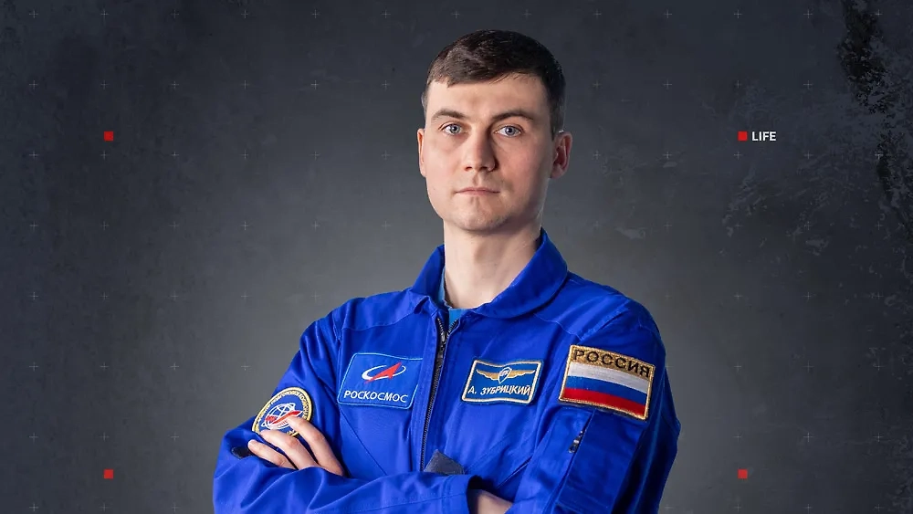 Бывший пилот ВСУ, а ныне российский космонавт Алексей Зубрицкий. Коллаж © Life.ru. Фото © TACC / «Роскосмос медиа»
