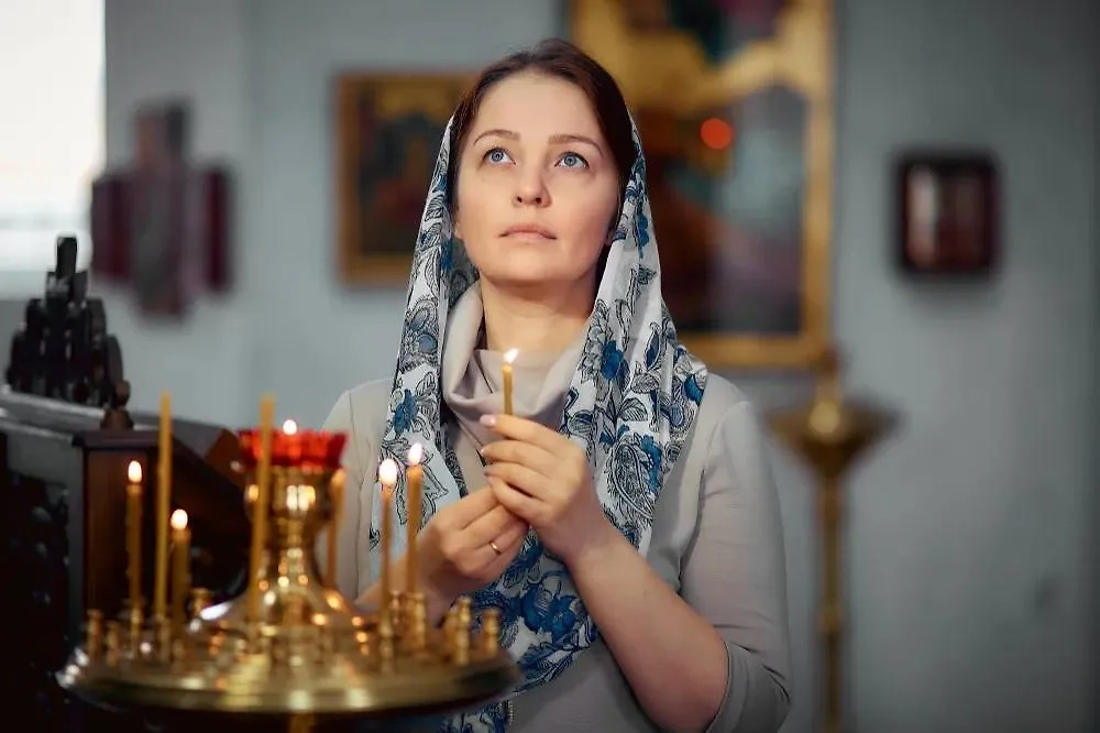 На Троицу необходимо радоваться и молиться — в храме или дома. Фото © Shutterstock / FOTODOM / Vadiar