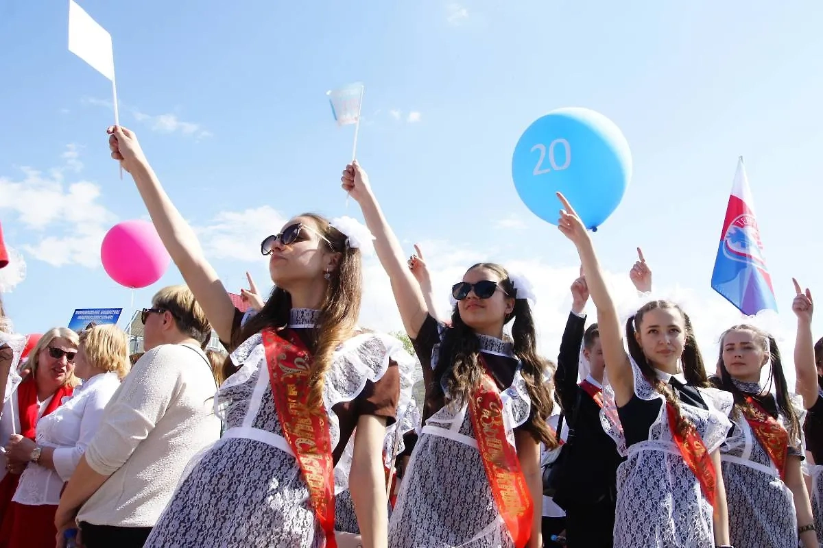 Последний звонок отмечают гуляньями и концертами. Фото © Shutterstock / FOTODOM / KATTY ELIZAROVA