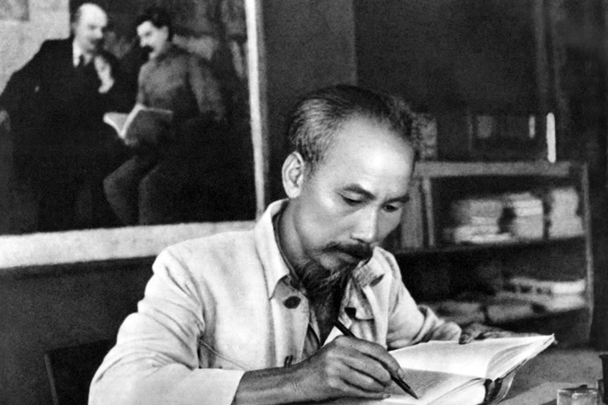 Любимый литературный приём Дядюшки Хо — замена негативных слов. Например, оборот «без этого невозможно» он менял на «только это может». Фото © Getty Images / Pictures from History