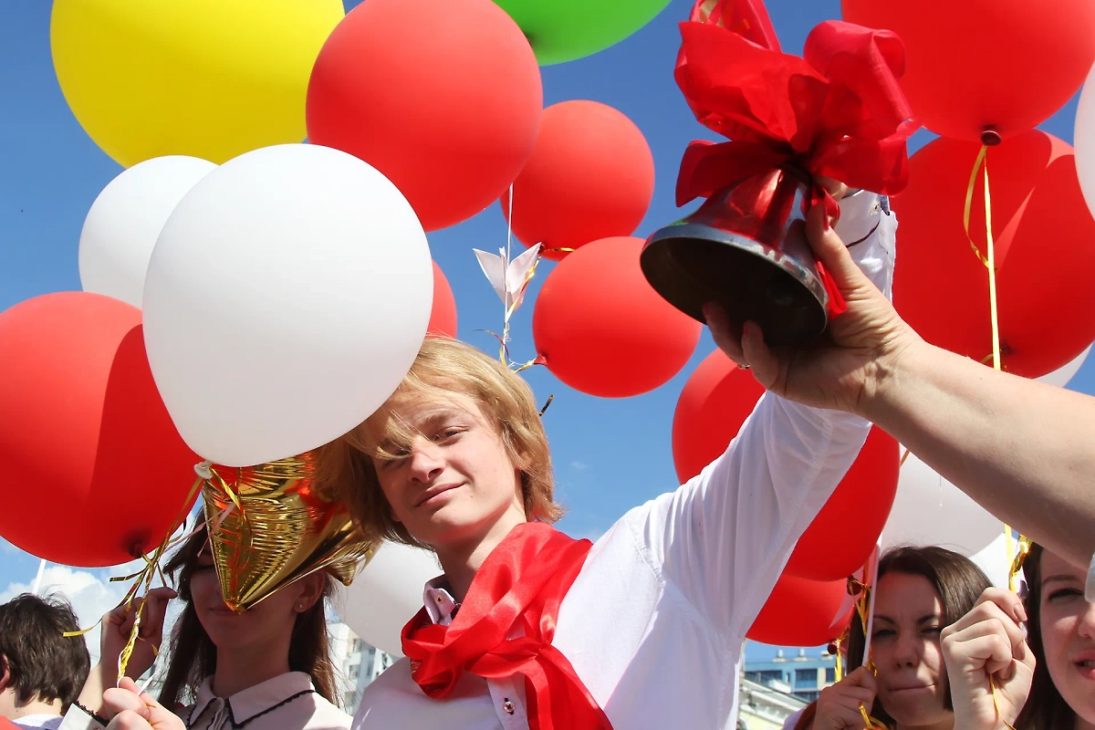 В конце мая для всех выпускников школ прозвенит последний звонок. Обложка © Shutterstock / FOTODOM / KATTY ELIZAROVA