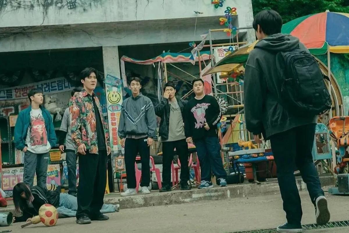 Режиссёр дорамы «Слабый герой» рассказал о работе над вторым сезоном. Фото © Кадр из сериала «Слабый герой», режиссёры Ю Су-мин, Пак Тан-хи, сценаристы Ю Су-мин, Ким Джин-сок / Kinopoisk