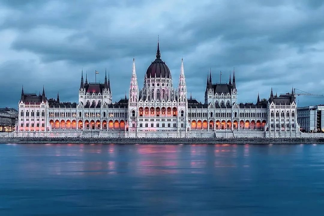 Здание парламента Венгрии. Обложка © Wikipedia / Jorge Franganillo