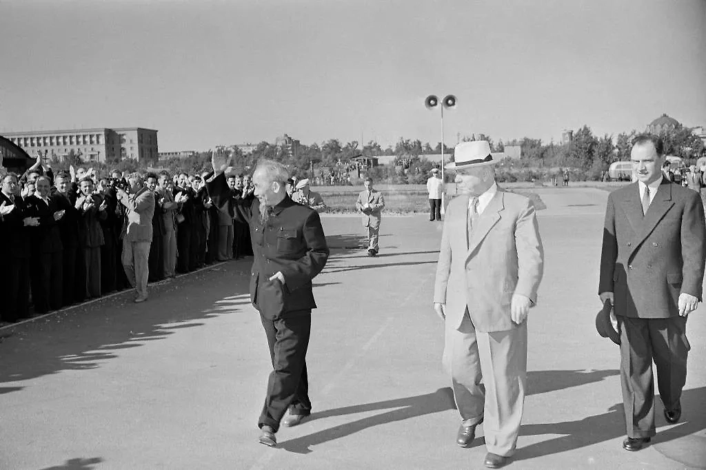 12 июля 1955 г. Заведующий Протокольным отделом Министерства иностранных дел СССР Фёдор Фёдорович Молочков, председатель Президиума Верховного Совета СССР Климент Ефремович Ворошилов и глава правительственной делегации ДРВ, президент, премьер-министр Демократической Республики Вьетнам, председатель ЦК Партии трудящихся Вьетнама (ПТВ) Хо Ши Мин, (справа налево на первом плане) во время торжественной церемонии встречи на Центральном аэродроме имени М. В. Фрунзе. Фото © ТАСС 