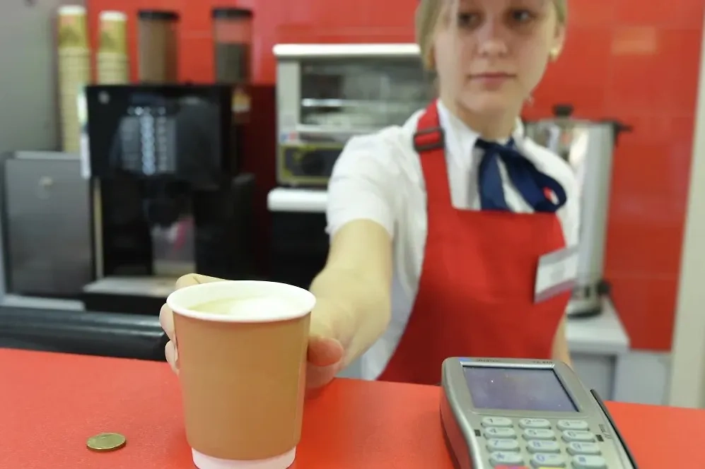 Автомобилисты стали пить больше кофе на заправках. Обложка © РИА Новости / Алексей Сазонов