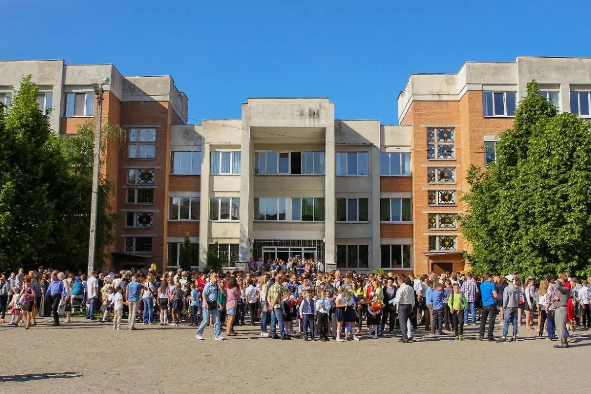 Последний звонок отмечается до масштабного выпускного вечера. Фото © Shutterstock / FOTODOM / Oleh Dubyna