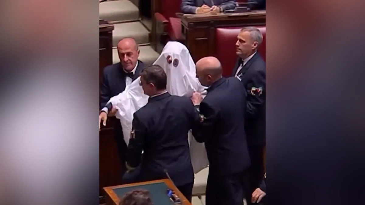 Риккардо Маджи в образе призрака выводят из зала. Обложка © X / Riccardo Magi