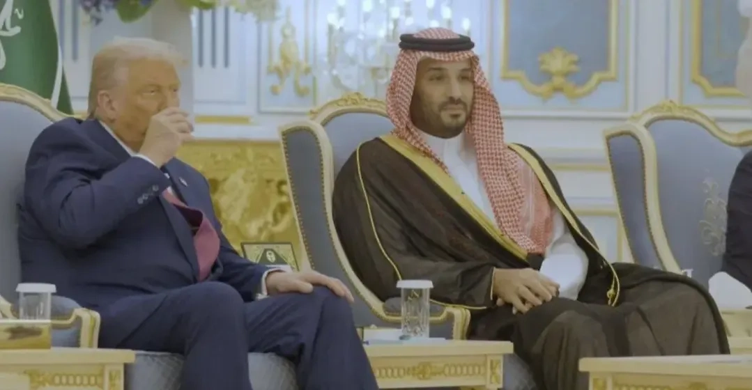 Кадр, как Трамп пьёт кофе, сгенерированный нейросетями. Фото © Instagram (признан экстремистской организацией и запрещён на территории Российской Федерации)/ anjoman_isaariran