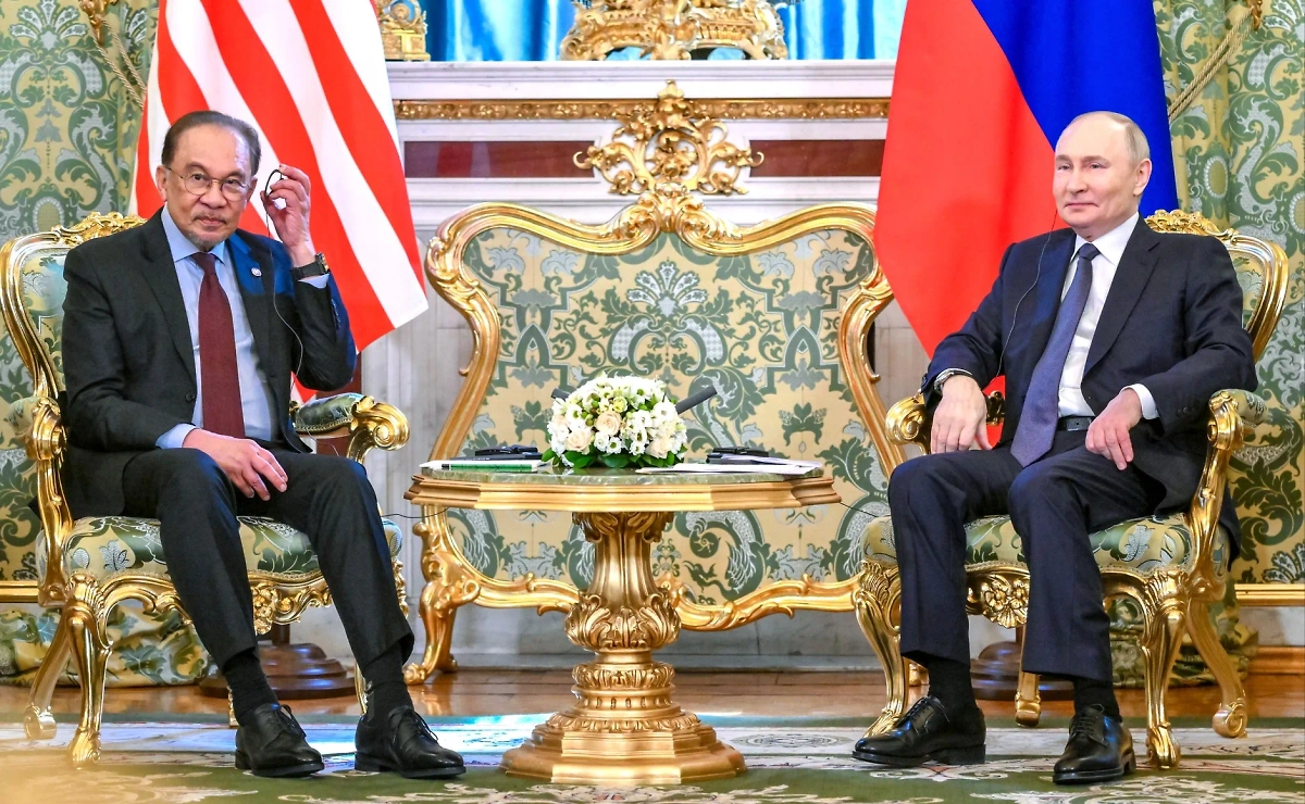 Президент России Владимир Путин с премьер-министром Малайзии Анваром Ибрагимом в Кремле. Обложка © Пресс-служба Кремля/ Кристина Кормилицына