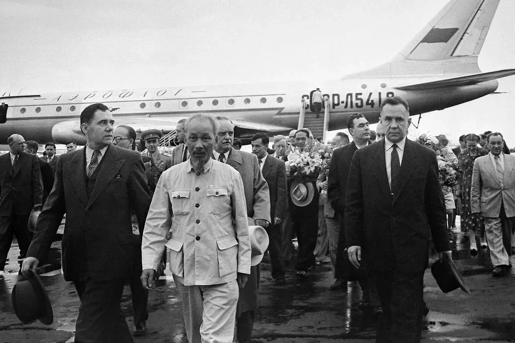 Министр иностранных дел СССР Андрей Андреевич Громыко, президент Демократической Республики Вьетнам Хо Ши Мин, заместитель председателя Совета министров СССР Алексей Николаевич Косыгин (слева направо на первом плане), члены Президиума ЦК КПСС Николай Михайлович Шверник и Леонид Ильич Брежнев (в центре слева направо на втором плане) во время церемонии встречи на Внуковском аэродроме, 1957 г. Фото © ТАСС / Валентин Мастюков