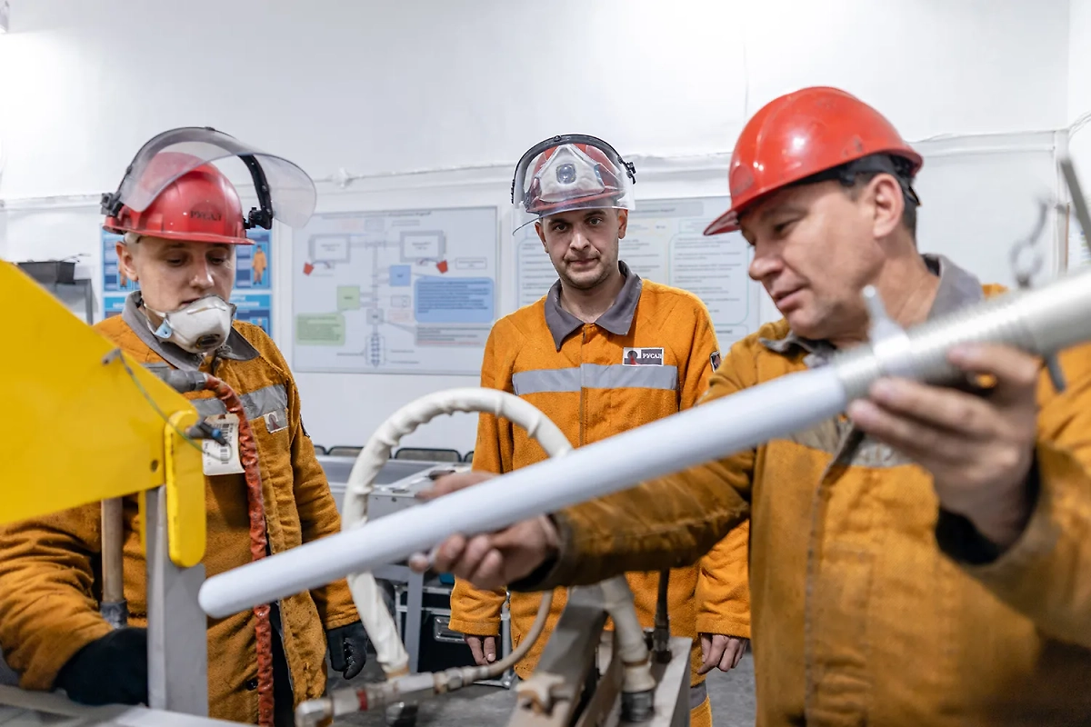 Сотрудники одного из предприятий алюминиевой промышленности. Фото © Пресс-служба компании РУСАЛ