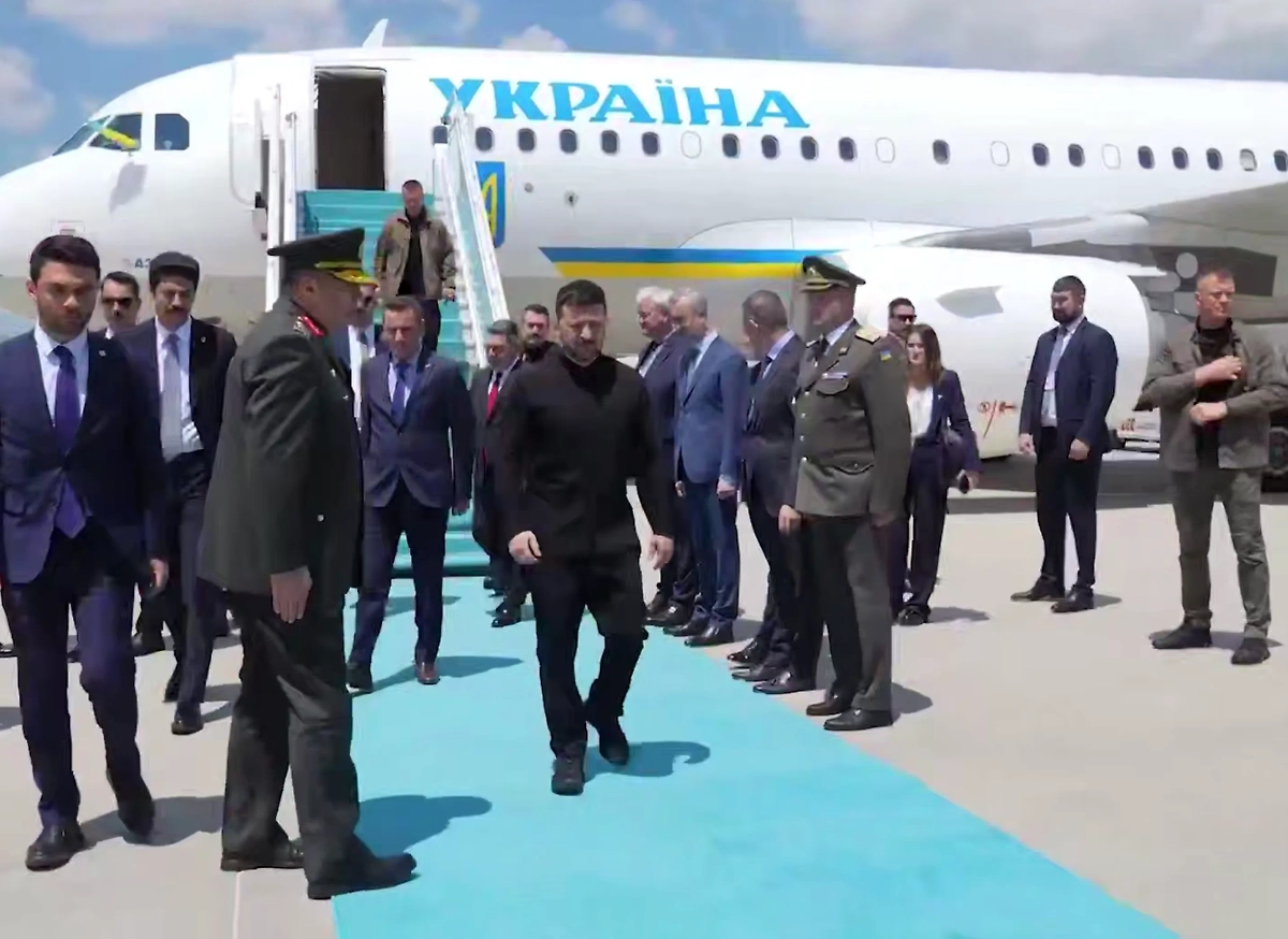 Зеленский у трапа самолёта в Анкаре. Видео © Офис Президента Украины
