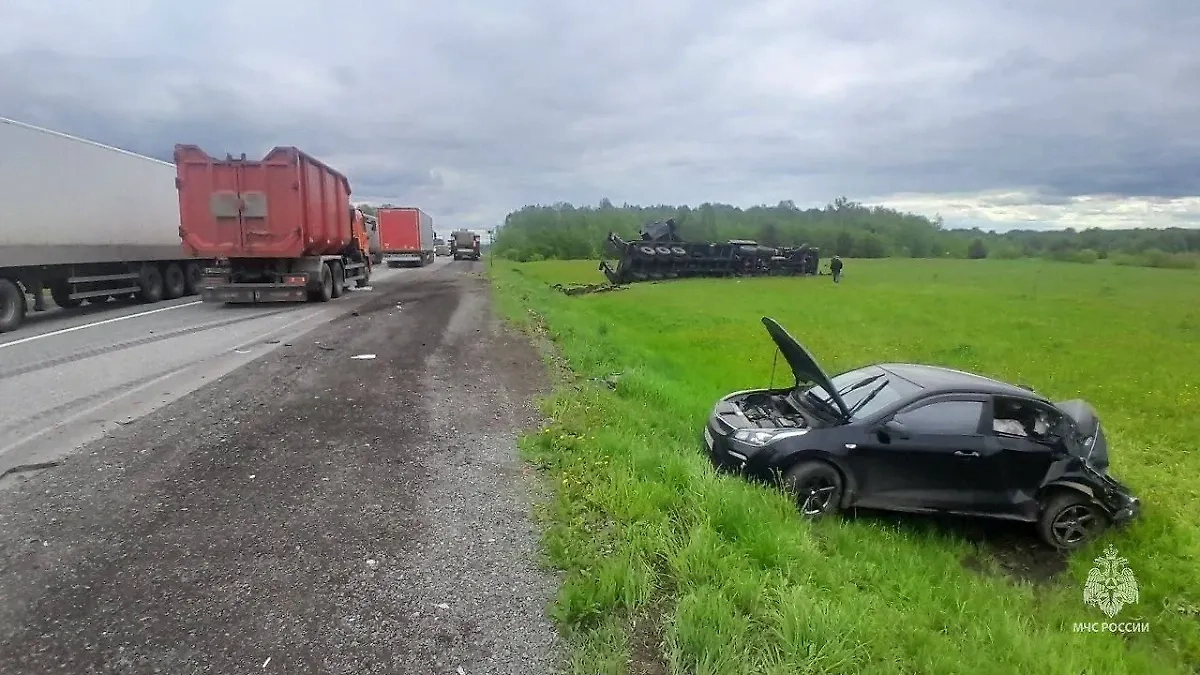 Техника НАТО снова в кювете. Фото © Telegram / МЧС Башкортостана