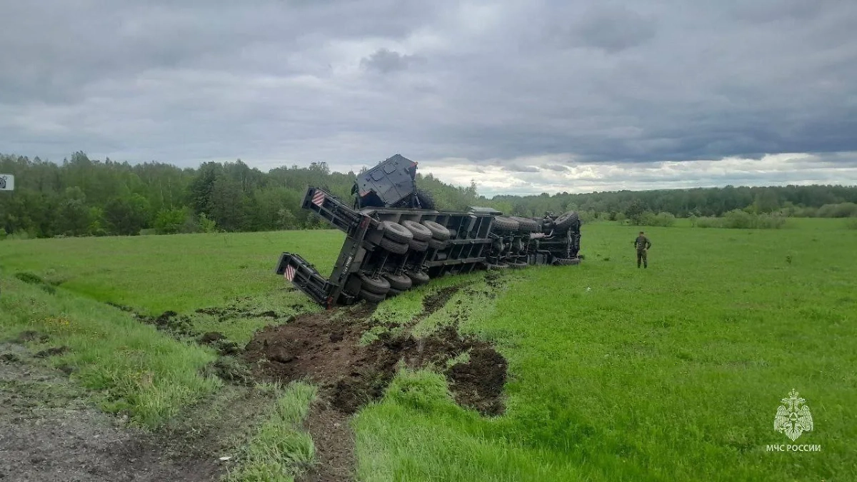 Техника НАТО снова в кювете. Фото © МЧС России