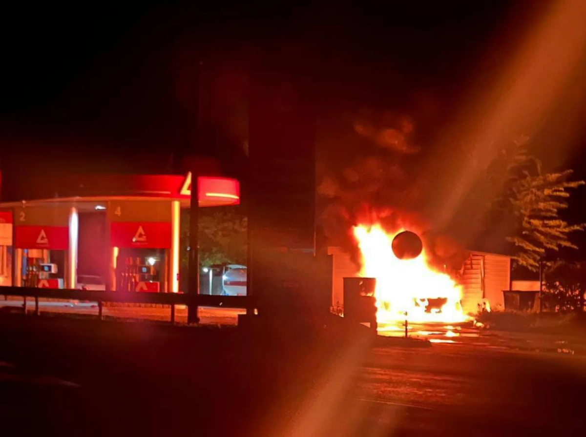 Дрон ВСУ ударил по автомобилю в Запорожской области. Обложка ©  Telegram / Балицкий Евгений