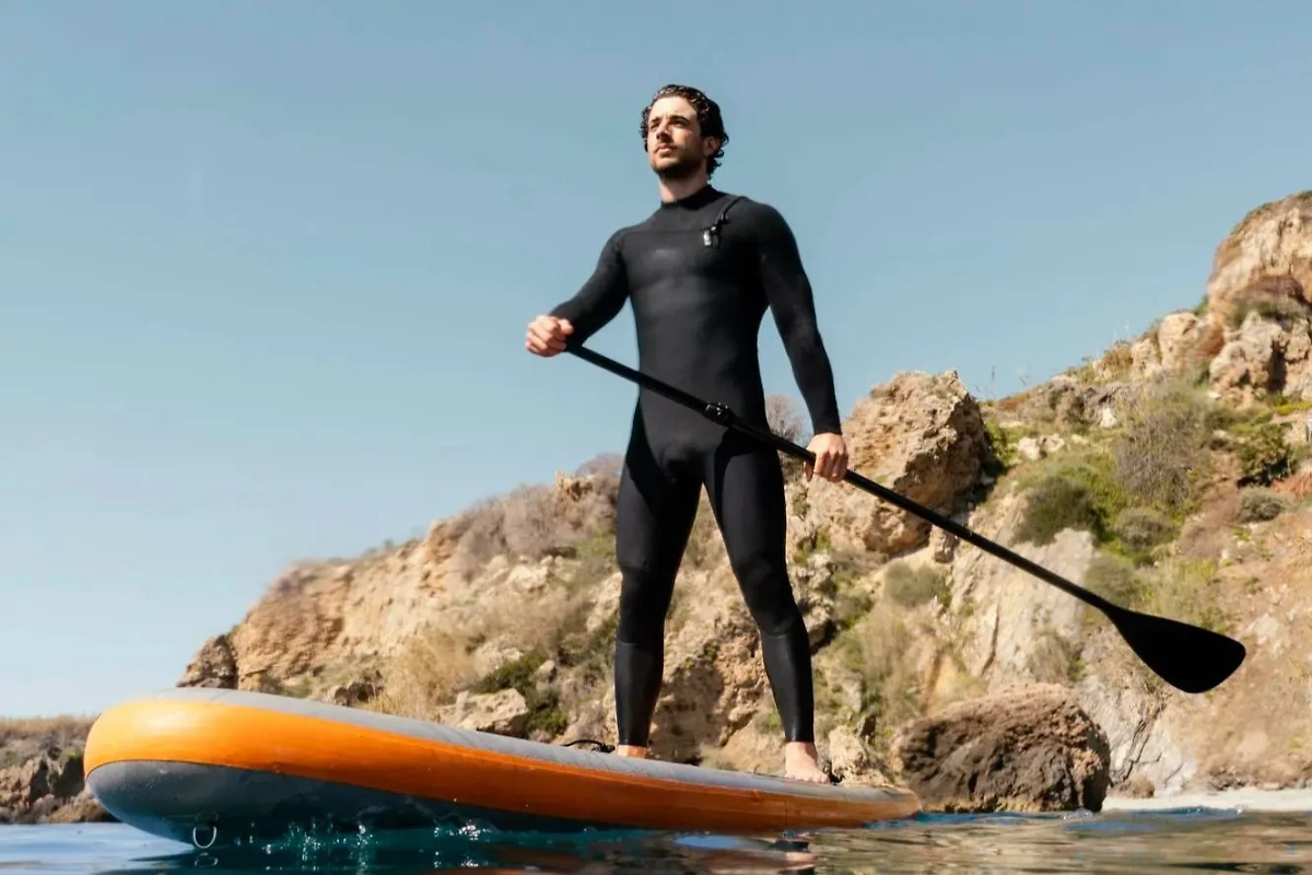 Заплыв на сапборде. Обложка © Freepik