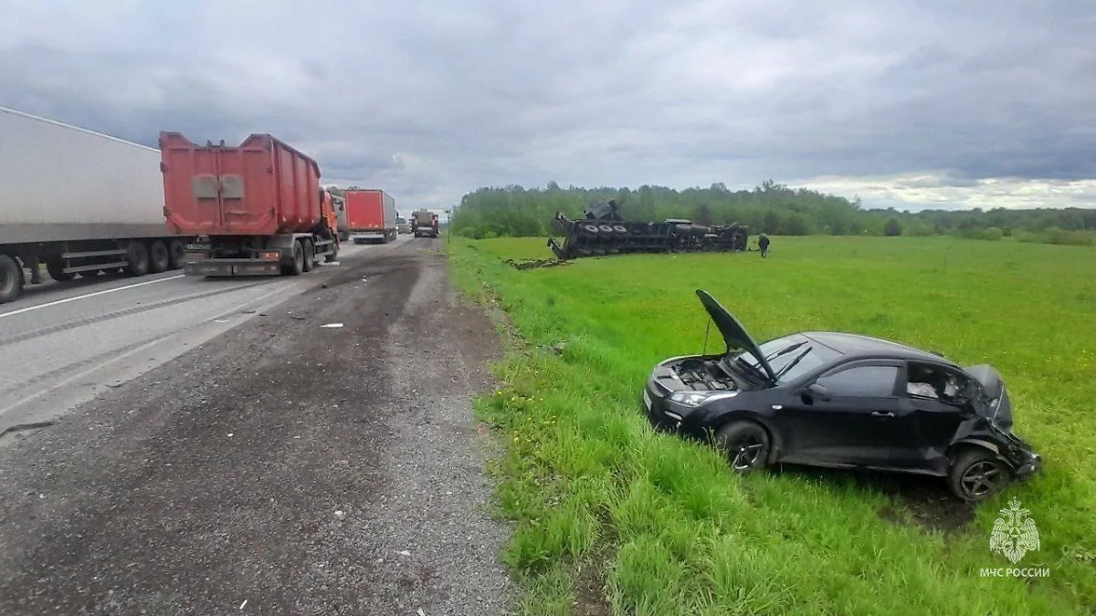 Техника НАТО снова в кювете. Фото © МЧС России