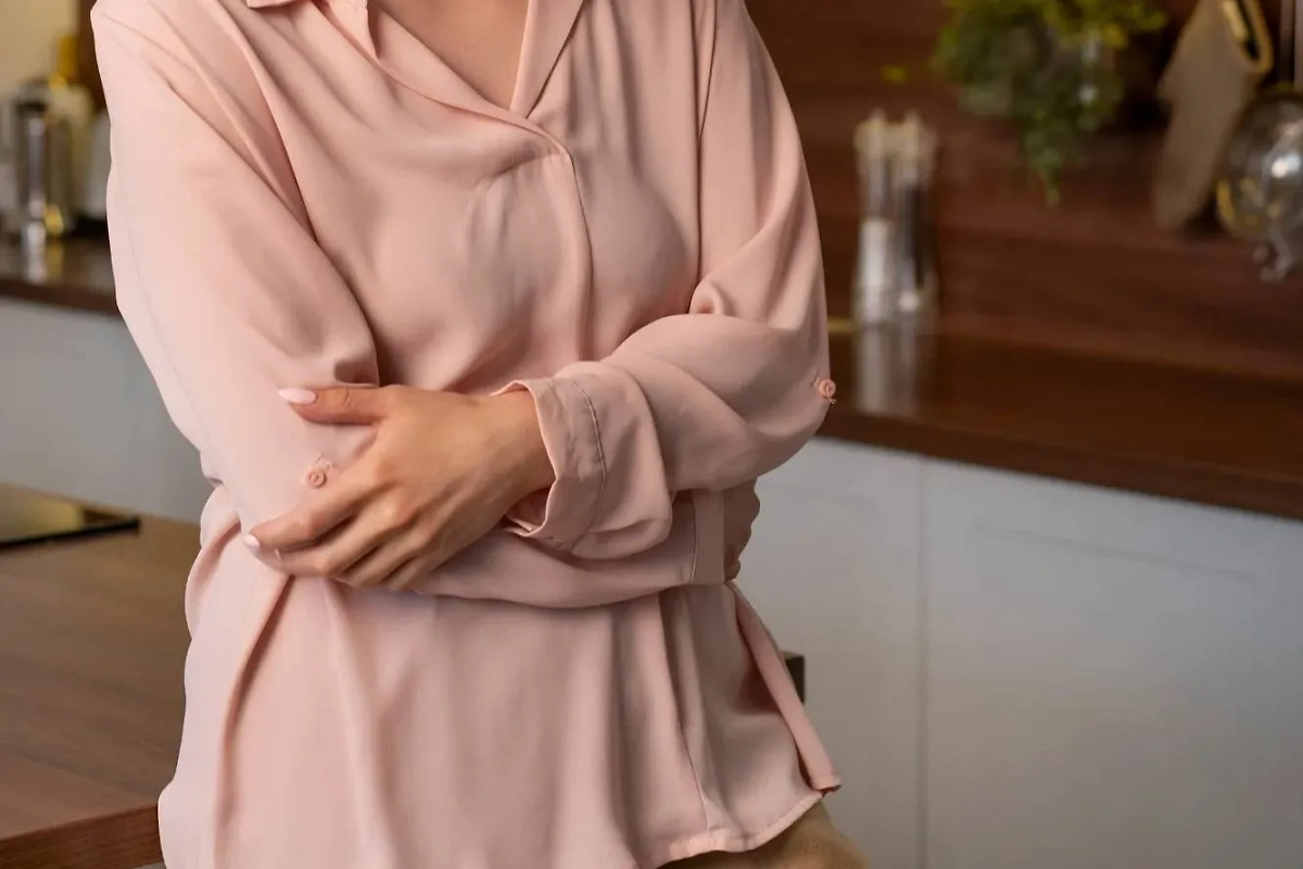 У женщины болит живот. Обложка © Freepik