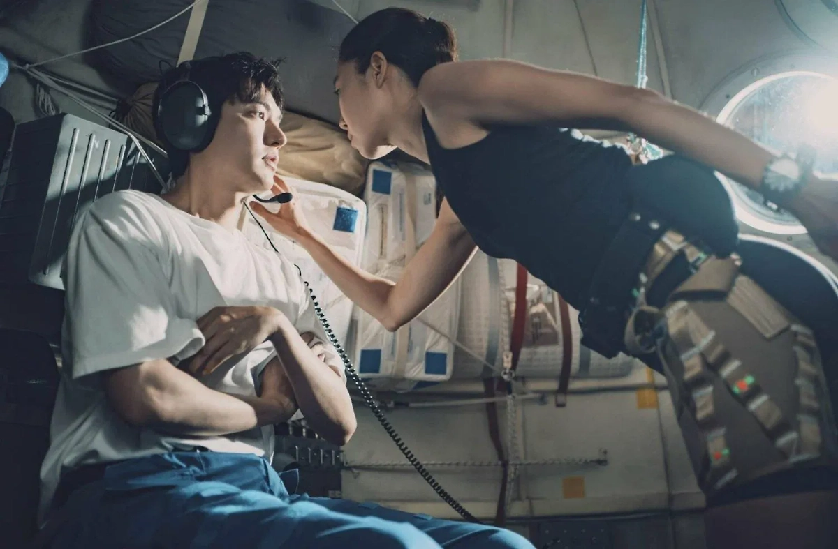 «Спроси у звёзд» — дорама 2025 года о самых достойных людях, которые побывали в космосе. Фото © Кадр из фильма «Спроси у звёзд», режиссёр Пак Щин-у и др. / Kinopoisk