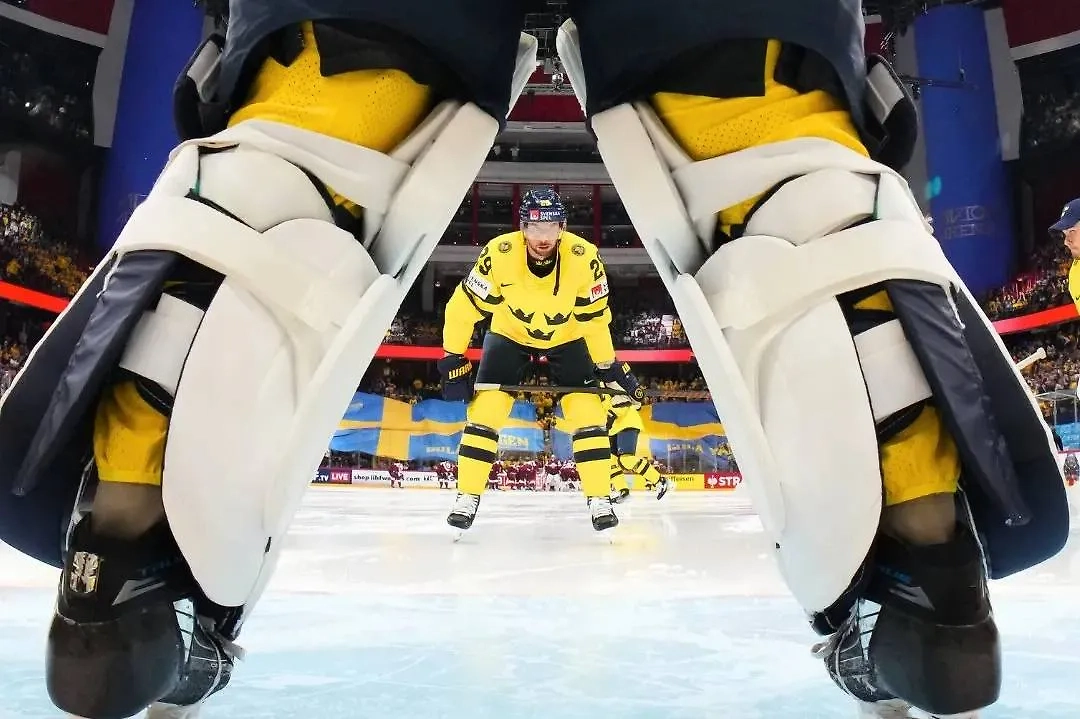 Сборная Швеции обыграла команду Латвии в матче чемпионата мира по хоккею. Обложка © X / IIHF