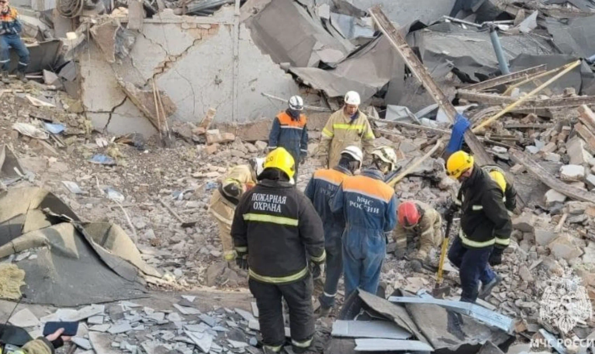 Под завалами на парафиновом заводе в Башкирии обнаружили тело мужчины. Обложка © Telegram / МЧС Башкортостан