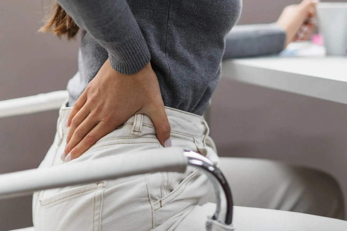 Из-за стресса может болеть спина. Обложка © Freepik