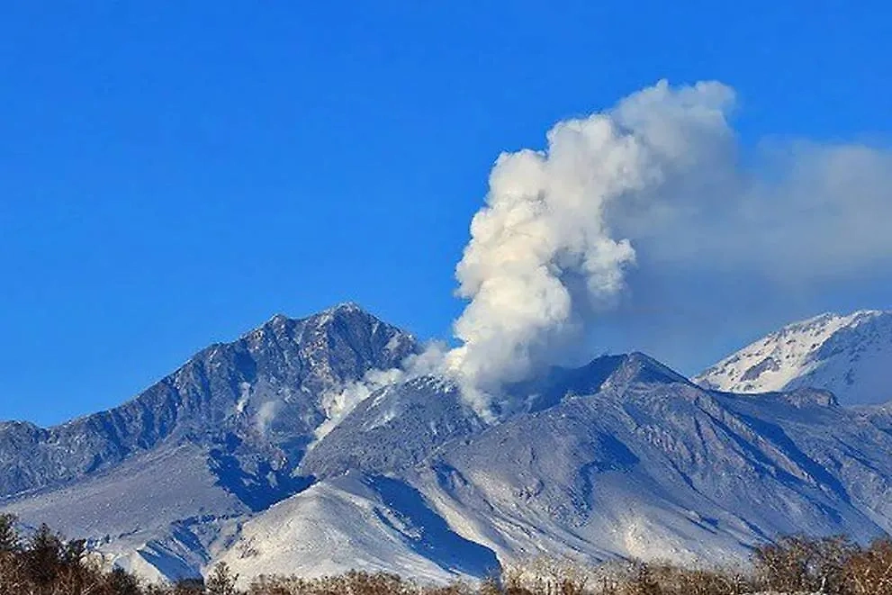 Вулкан Шивелуч. Обложка © Telegram / ИВиС ДВО РАН Ю.Демянчук