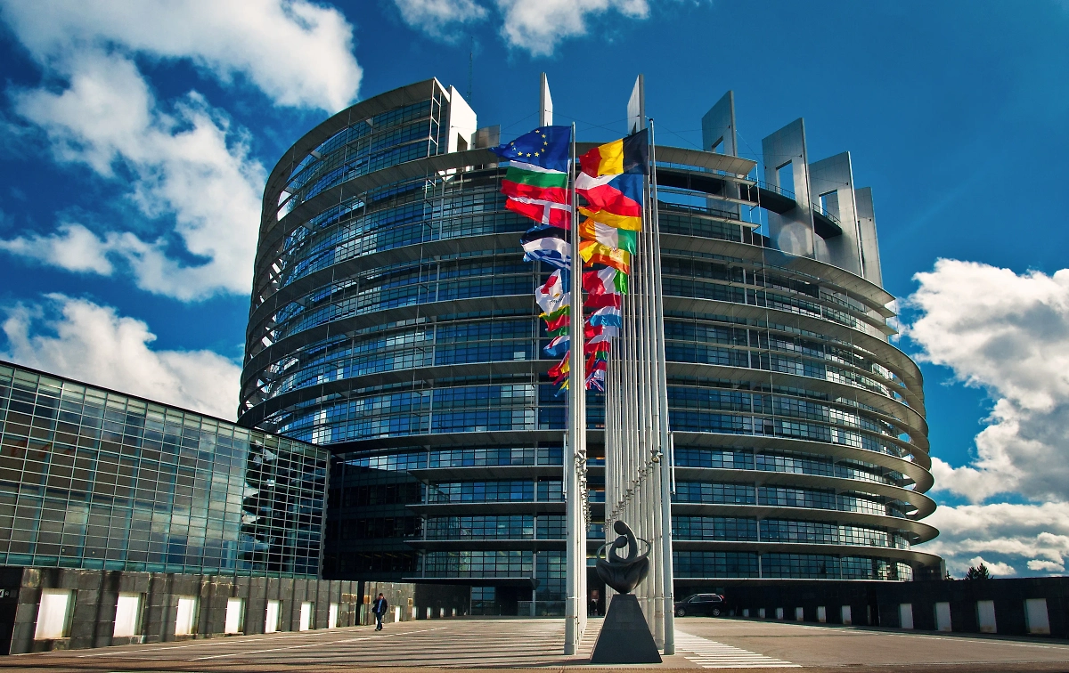 Обложка © Shutterstock / FOTODOM/ Botond Horvath