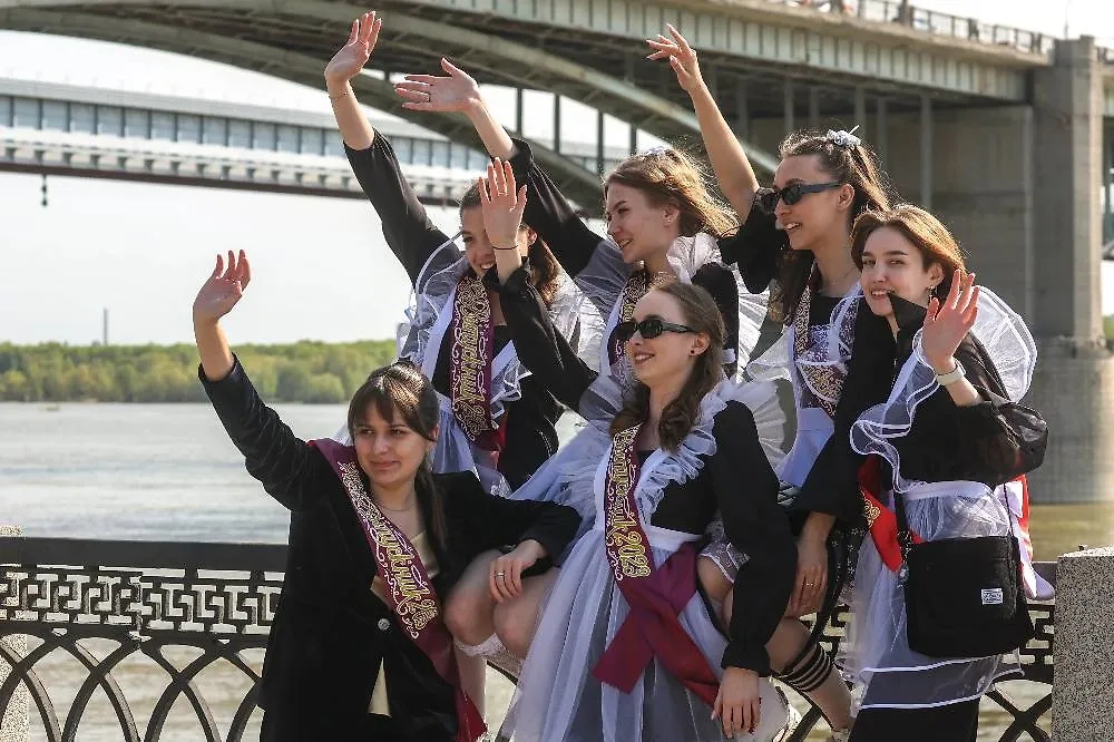 Поздравления на Последний звонок 2025: Выпускной с тёплыми и трогательными словами. Фото © ТАСС / Кирилл Кухмарь