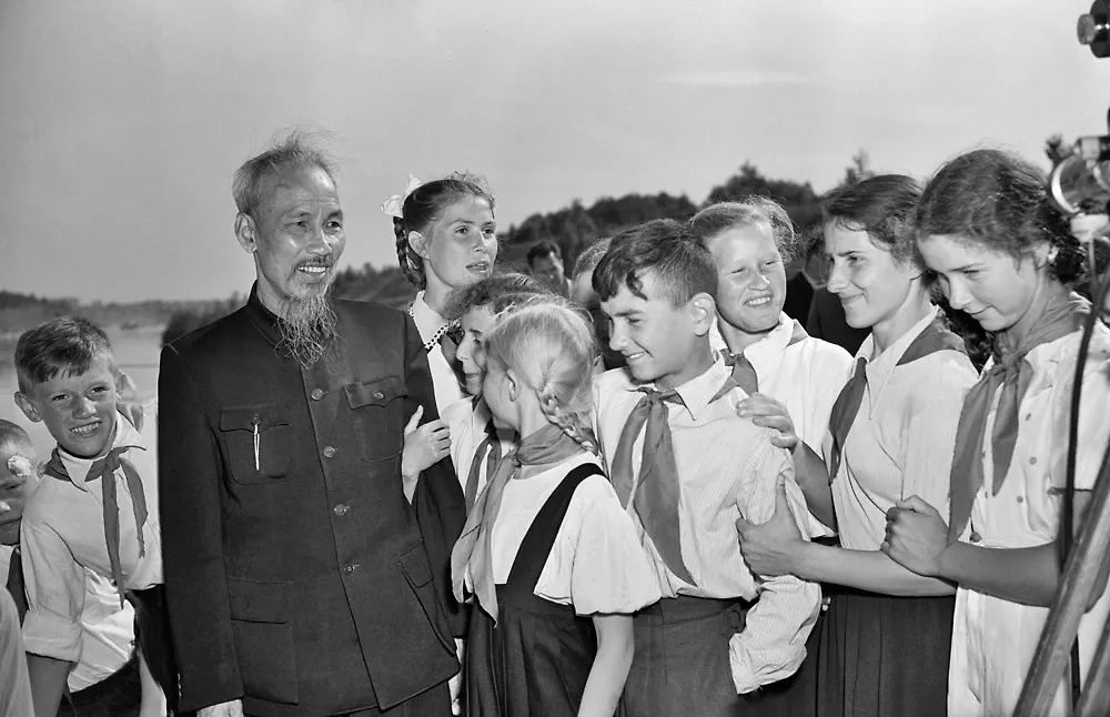 Встречи пионеров с Горьким и Хо Ши Мином: исторические фотографии. Фото © ТАСС / Егоров Василий