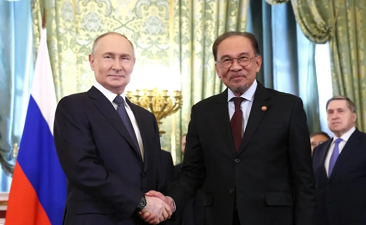 Владимир Путин и Анвар Ибрагим. Обложка © Kremlin.ru / Константин Завражин