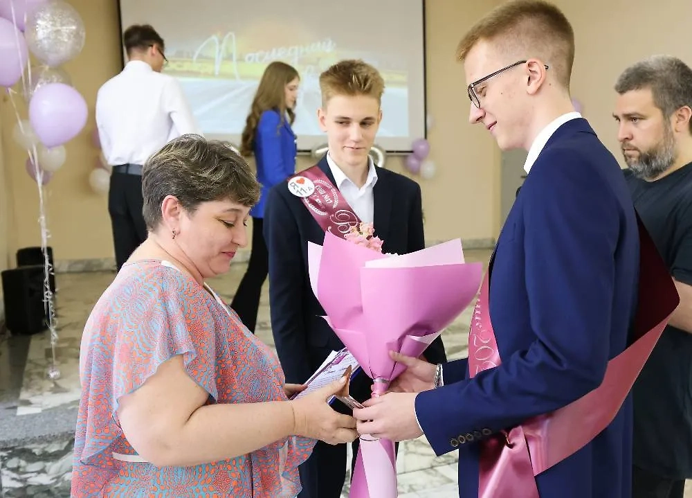 Поздравления на Последний звонок для учителей. Фото © ТАСС / Юрий Смитюк