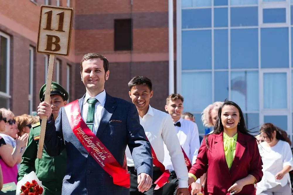 Оригинальные поздравления на Последний звонок 2025: для одноклассников, выпускников и учителей. Фото © ТАСС / Эрик Романенко