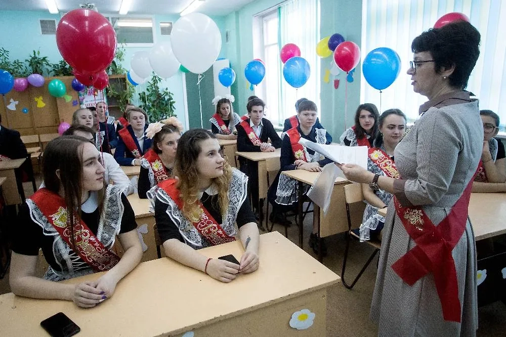 Последний звонок 2025: поздравление классного руководителя. Фото © ТАСС / Дмитрий Феоктистов