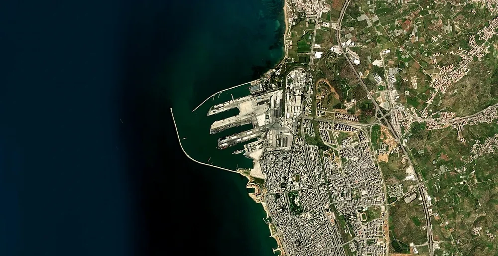Вид сверху на порт Тартус. Обложка © Shutterstock / FOTODOM / Omer Faruk