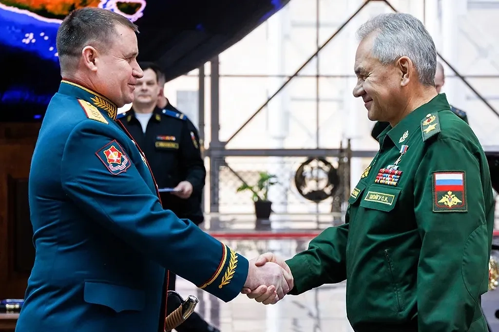 Сергей Шойгу вручает медаль «Золотая Звезда» Андрею Мордвичёву. Фото © ТАСС / Дмитрий Харичков