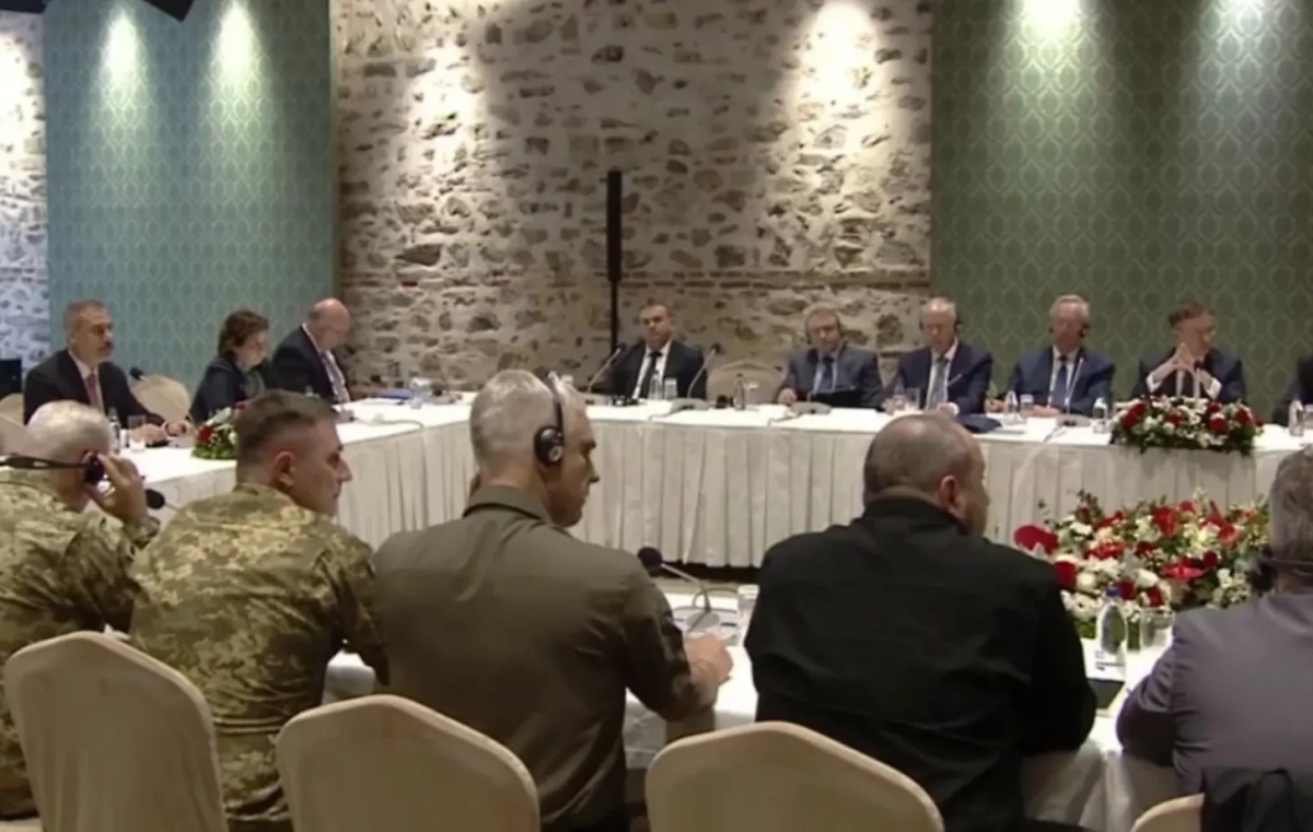 Переговоры в Стамбуле. Обложка © МИД России