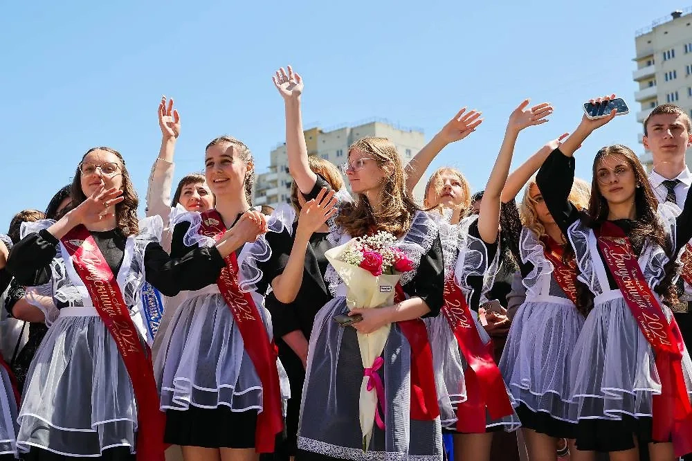 Поздравления на Последний звонок 2025: для учителей, друзей и классного руководителя. Обложка © ТАСС / Эрик Романенко