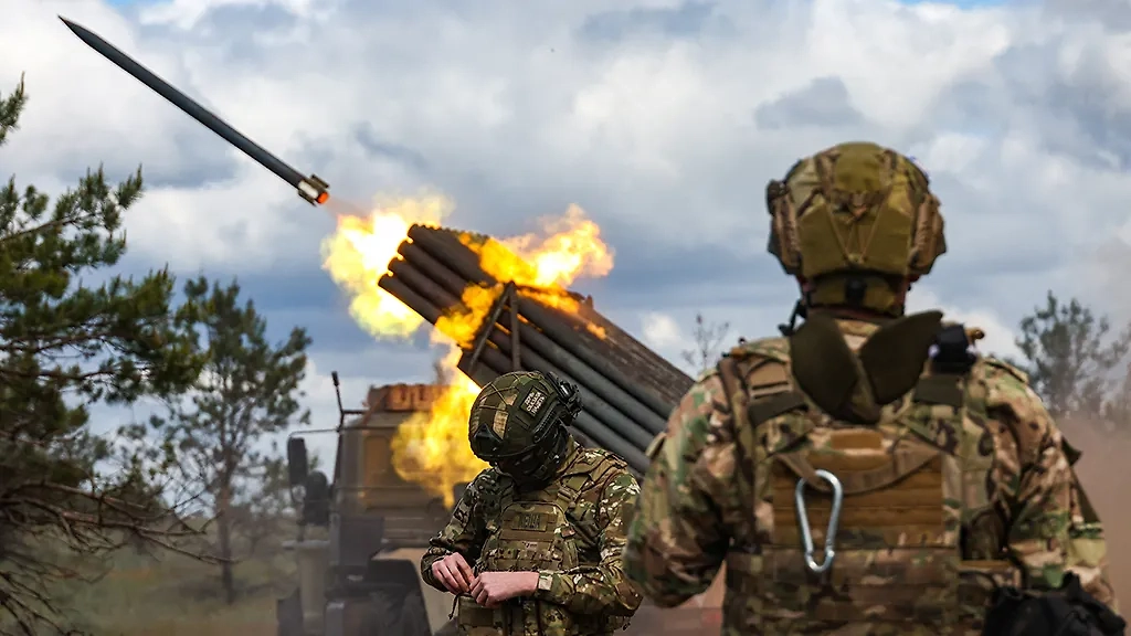 Армия России уничтожает позиции ВСУ в районе Кировска в ДНР. Обложка © ТАСС / Алексей Коновалов