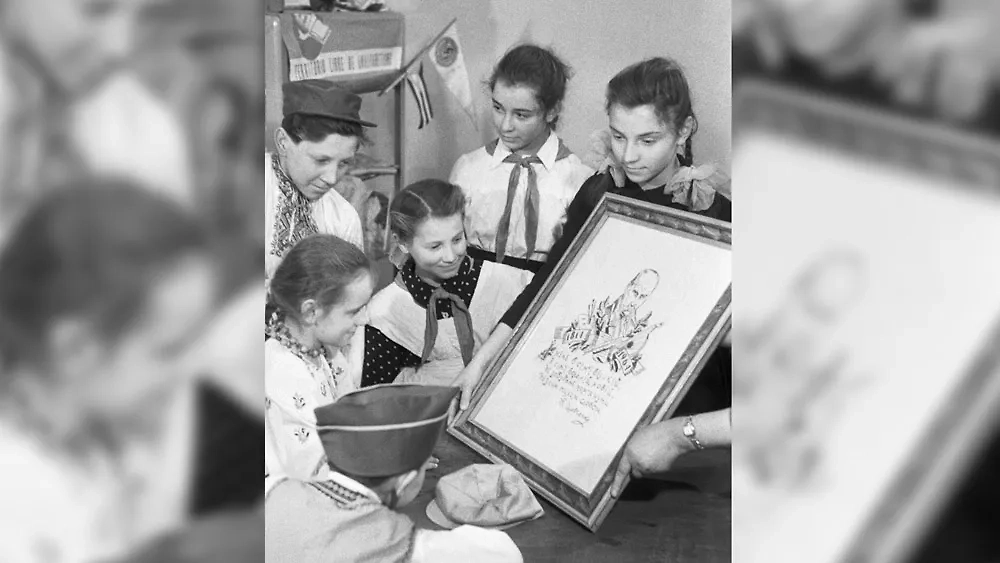 Красный галстук и барабанная дробь: как воспитывали детей в пионерии. Фото © ТАСС / Фотохроника ТАСС