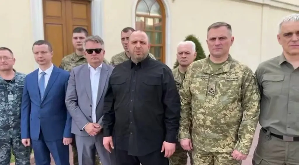 Умеров в центре украинской делегации. Фото ©  «Страна»