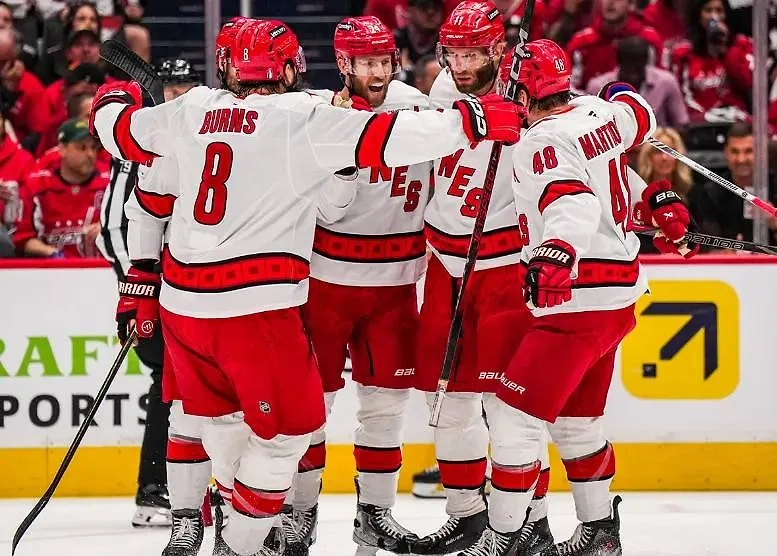 «Каролина Харрикейнз» вышла в финал плей-офф Восточной конференции. Обложка © Х / NHL