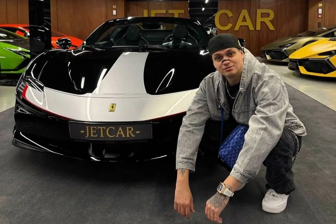 Блогер Слава Бустер с Ferrari SF90. Фото © Instagram (признан экстремистской организацией и запрещён на территории Российской Федерации) / busterzy