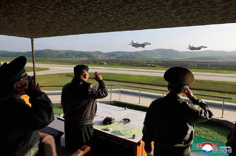 Ким Чен Ын наблюдает за полетами ВВС КНДР. Фото © ЦТАК