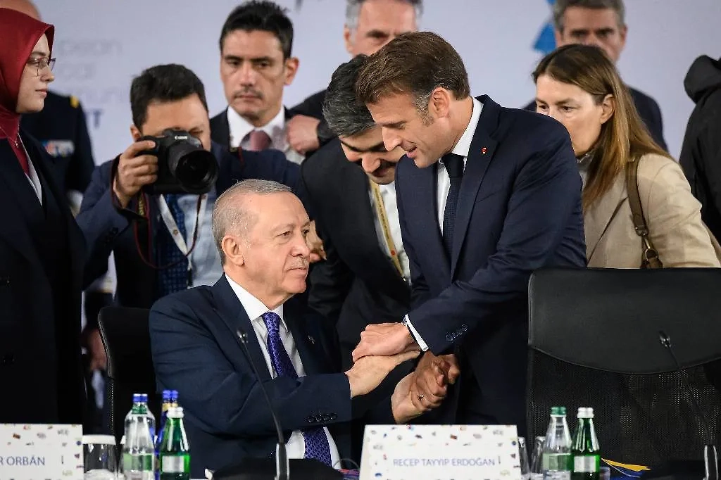 Эрдоган держит Макрона. Обложка © ТАСС/АР/Leon Neal