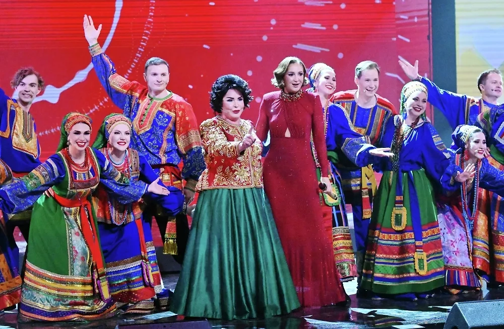 Надежда Бабкина и Ольга Бузова выступили на одной сцене. Обложка © РИА «Новости» / Илья Питалев