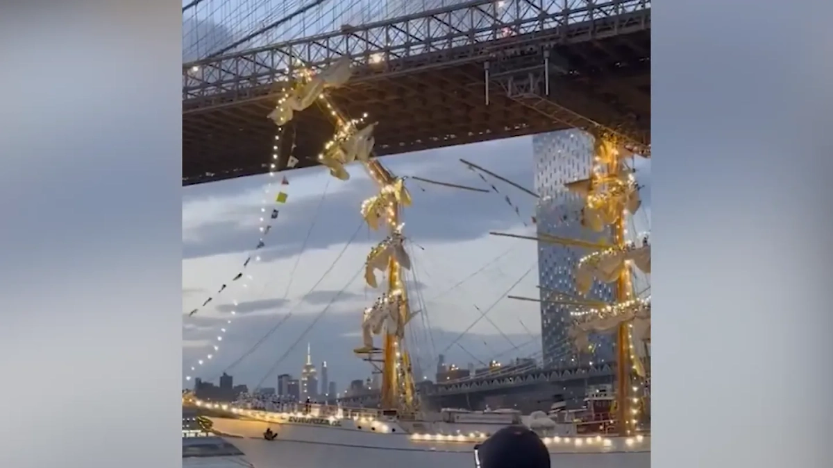 Судно ВМС Мексики врезалось в Бруклинский мост. Обложка © X / PrinceCarlton