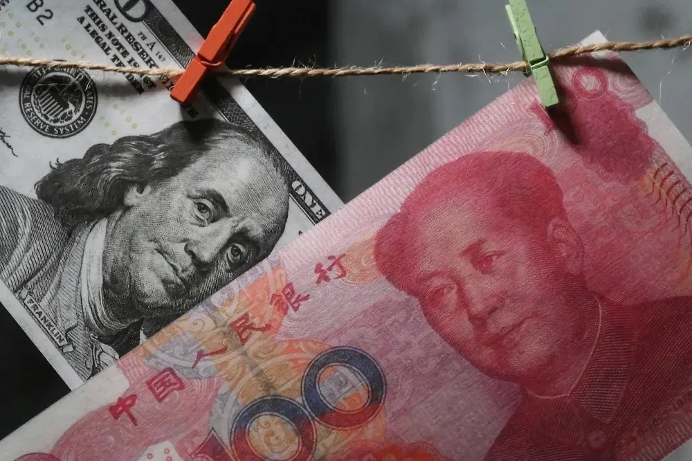 Доллары и юани. Обложка © РИА Новости / Илья Питалев