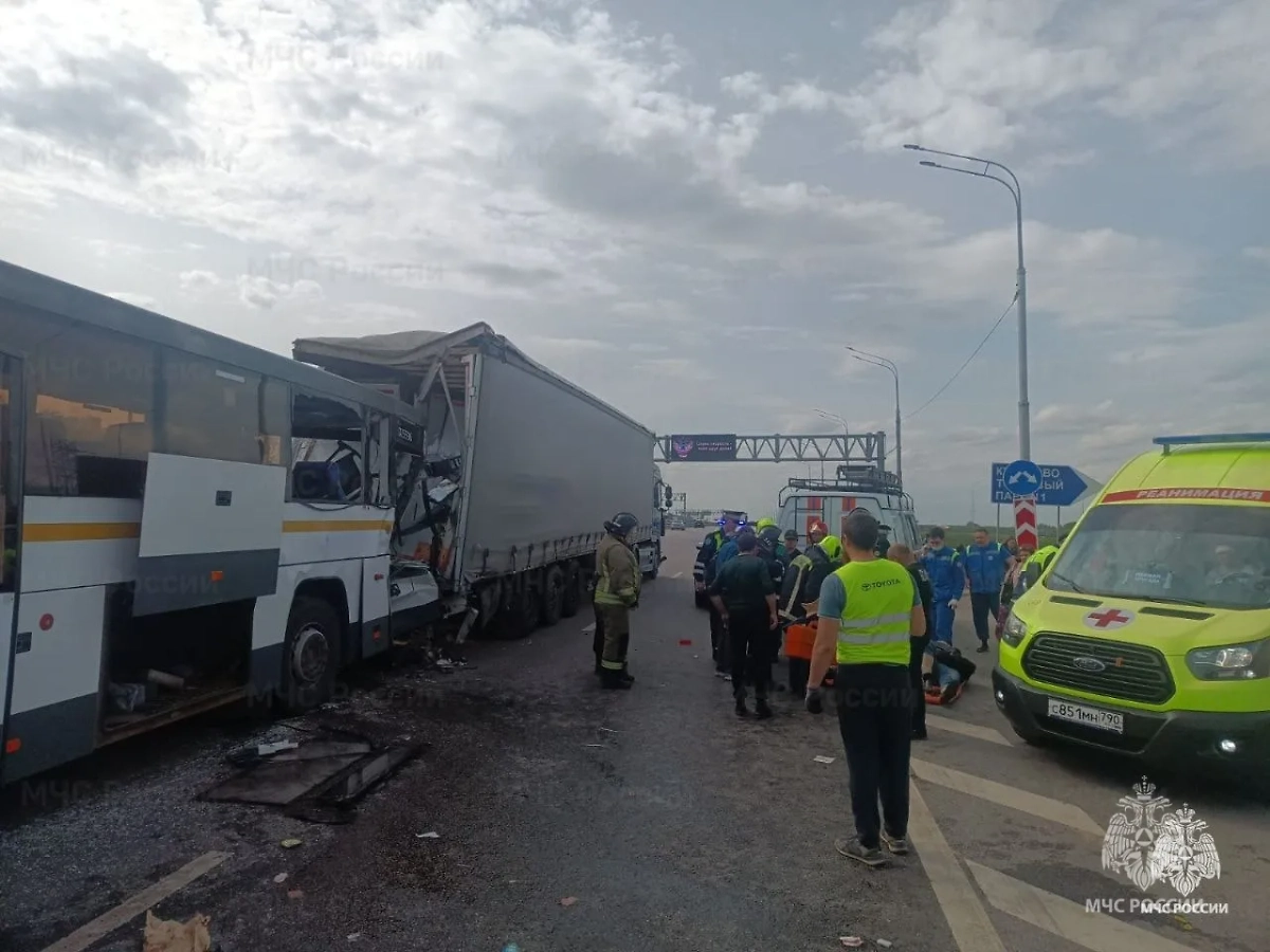 Последствия столкновения автобуса, грузовика и легковушки. Обложка © ГУ МЧС по Московской области